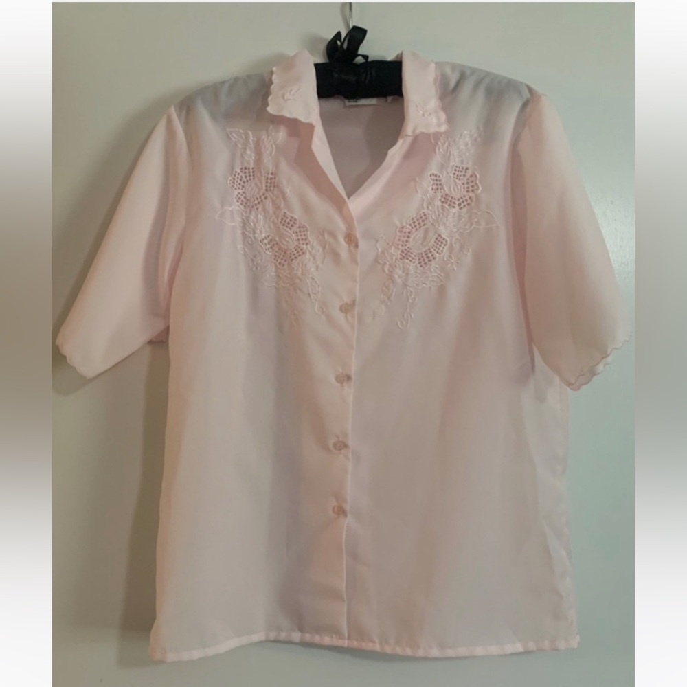 Vintage Quintessentials Ladies Button-Up Pale Pink Lace Floral Cutout Blouse 80s